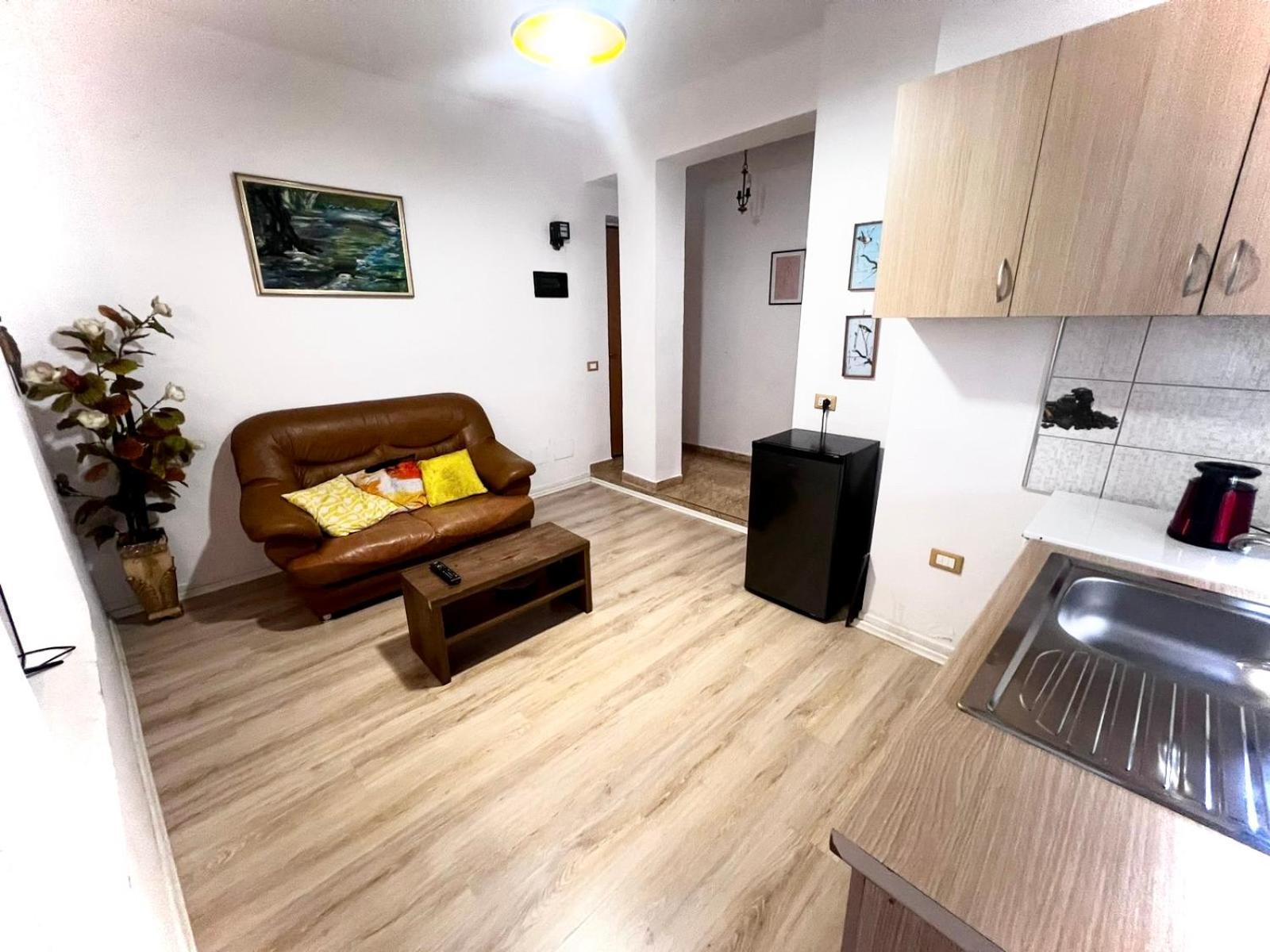 Budget Retreat Tirana & Studios Экстерьер фото
